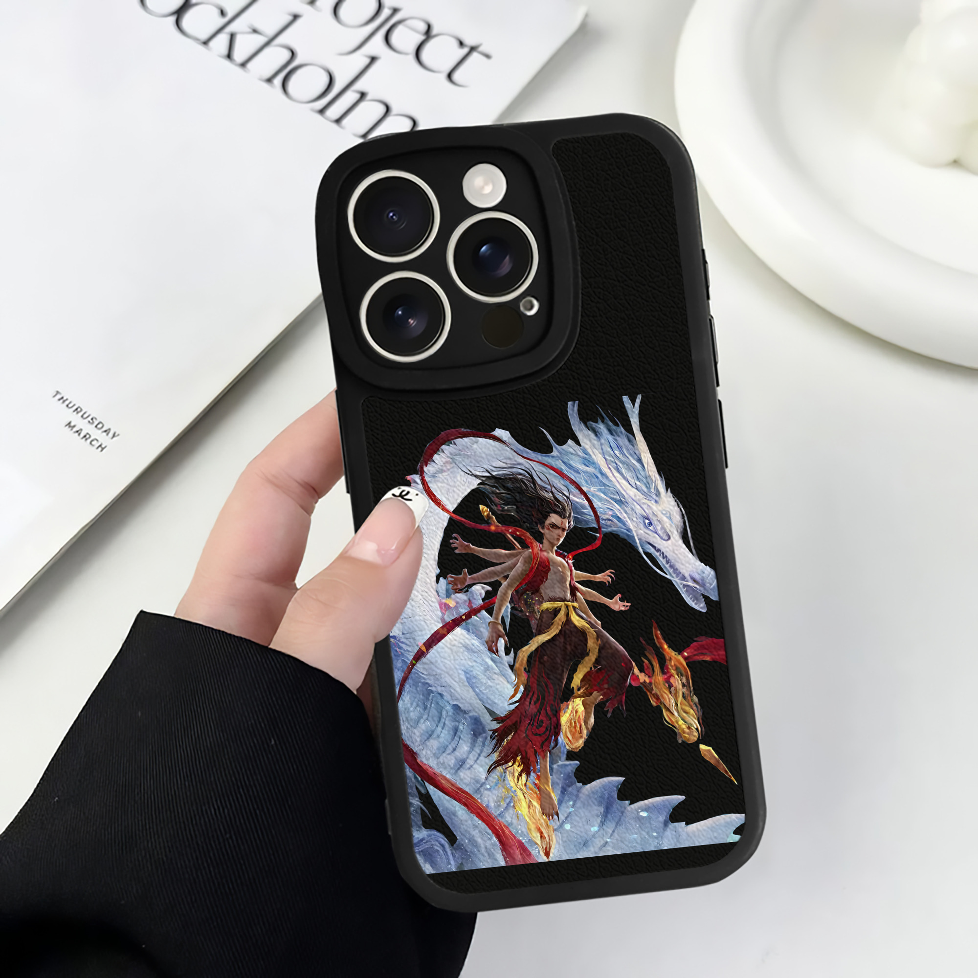 （画像用） Ne Zha 2 ナタ 魔童の大暴れ 【iPhone 16シリーズ対応】シリコンスマホケース（レザー調） 材質：シリコン